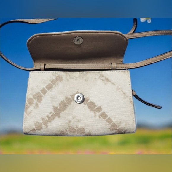 Simply Vera Vera Wang Tie-Dye Print Wallet/Crossbody Bag - Picture 3 of 8